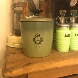1950’s grease canister..good vintage condition